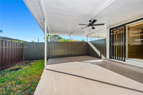 House in Miami, Florida 4 bedrooms, 161.65 sq.m. № 2004272 - photo 23