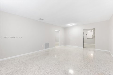 House in Miami, Florida 4 bedrooms, 161.65 sq.m. № 2004272 - photo 4