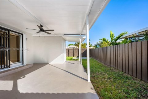 House in Miami, Florida 4 bedrooms, 161.65 sq.m. № 2004272 - photo 21