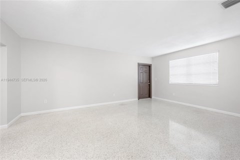 House in Miami, Florida 4 bedrooms, 161.65 sq.m. № 2004272 - photo 5