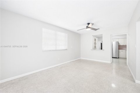 House in Miami, Florida 4 bedrooms, 161.65 sq.m. № 2004272 - photo 10