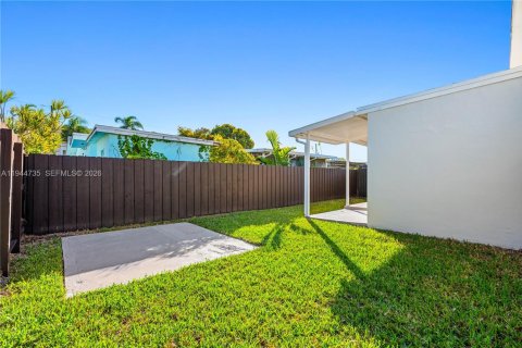 House in Miami, Florida 4 bedrooms, 161.65 sq.m. № 2004272 - photo 25