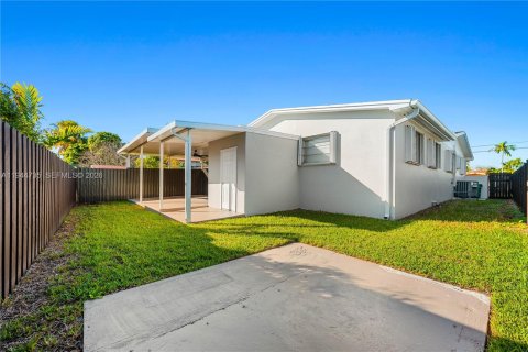 House in Miami, Florida 4 bedrooms, 161.65 sq.m. № 2004272 - photo 27