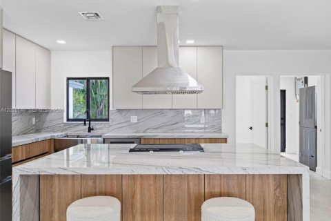 Villa ou maison à vendre à Miami, Floride: 5 chambres, 204.48 m2 № 2087003 - photo 2