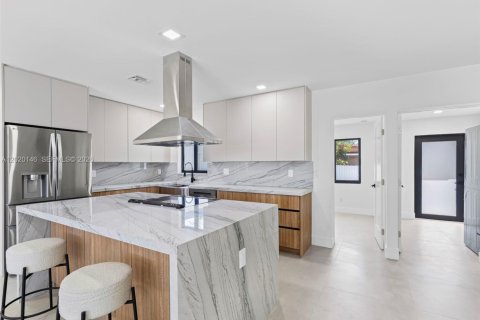 Villa ou maison à vendre à Miami, Floride: 5 chambres, 204.48 m2 № 2087003 - photo 4