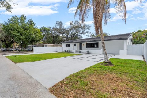 Villa ou maison à vendre à Miami, Floride: 5 chambres, 204.48 m2 № 2087003 - photo 28