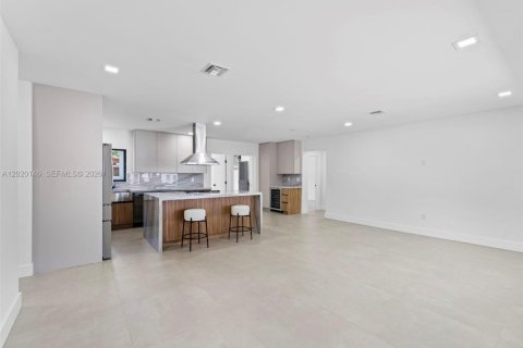 Villa ou maison à vendre à Miami, Floride: 5 chambres, 204.48 m2 № 2087003 - photo 15