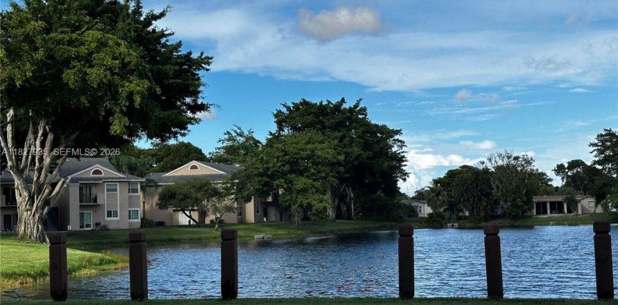 Кондоминиум с 2 комнатами в Пемброк-Пайнс, Флорида № 2013832