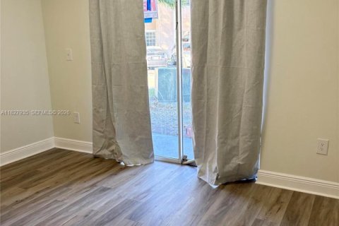 Купить кондоминиум в Пемброк-Пайнс, Флорида 2 комнаты, 79.34м2, № 2013832 - фото 4