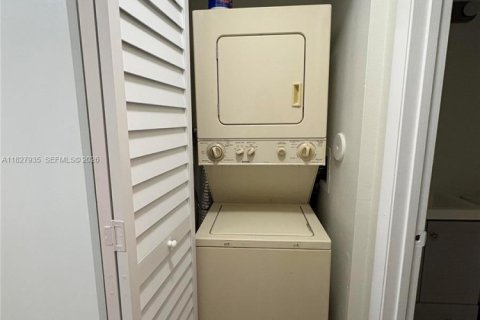 Купить кондоминиум в Пемброк-Пайнс, Флорида 2 комнаты, 79.34м2, № 2013832 - фото 24