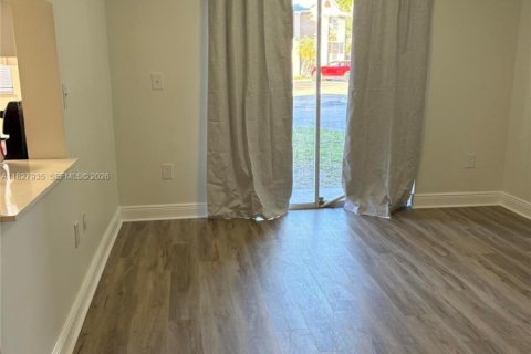 Купить кондоминиум в Пемброк-Пайнс, Флорида 2 комнаты, 79.34м2, № 2013832 - фото 3