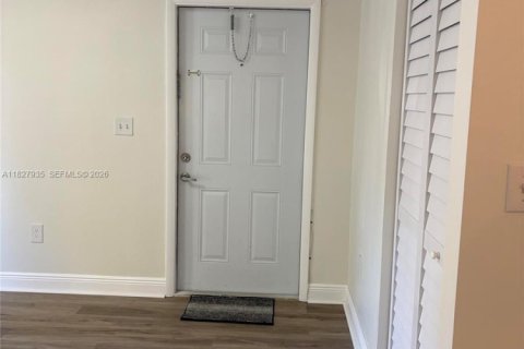 Купить кондоминиум в Пемброк-Пайнс, Флорида 2 комнаты, 79.34м2, № 2013832 - фото 2