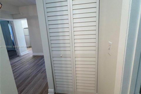 Купить кондоминиум в Пемброк-Пайнс, Флорида 2 комнаты, 79.34м2, № 2013832 - фото 22