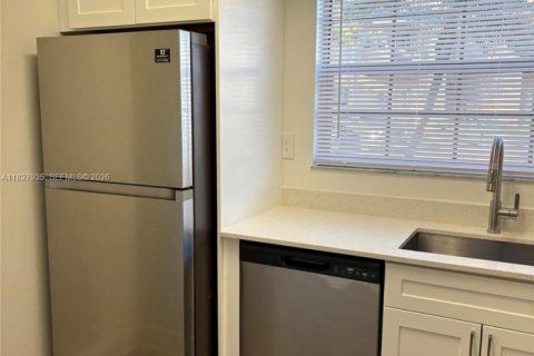 Купить кондоминиум в Пемброк-Пайнс, Флорида 2 комнаты, 79.34м2, № 2013832 - фото 8