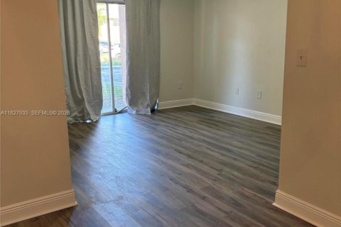 Купить кондоминиум в Пемброк-Пайнс, Флорида 2 комнаты, 79.34м2, № 2013832 - фото 15