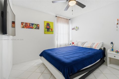House in Pembroke Pines, Florida 4 bedrooms, 205.13 sq.m. № 2064395 - photo 8