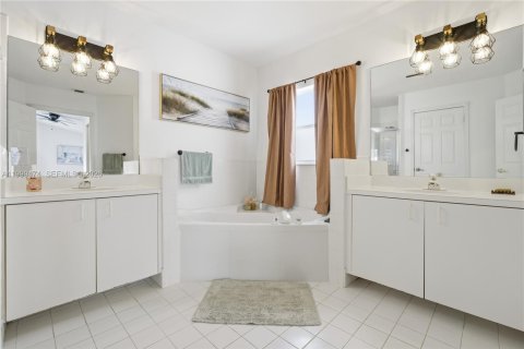 House in Pembroke Pines, Florida 4 bedrooms, 205.13 sq.m. № 2064395 - photo 15