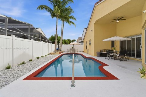 House in Pembroke Pines, Florida 4 bedrooms, 205.13 sq.m. № 2064395 - photo 2