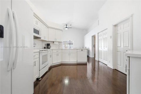 House in Pembroke Pines, Florida 4 bedrooms, 205.13 sq.m. № 2064395 - photo 20