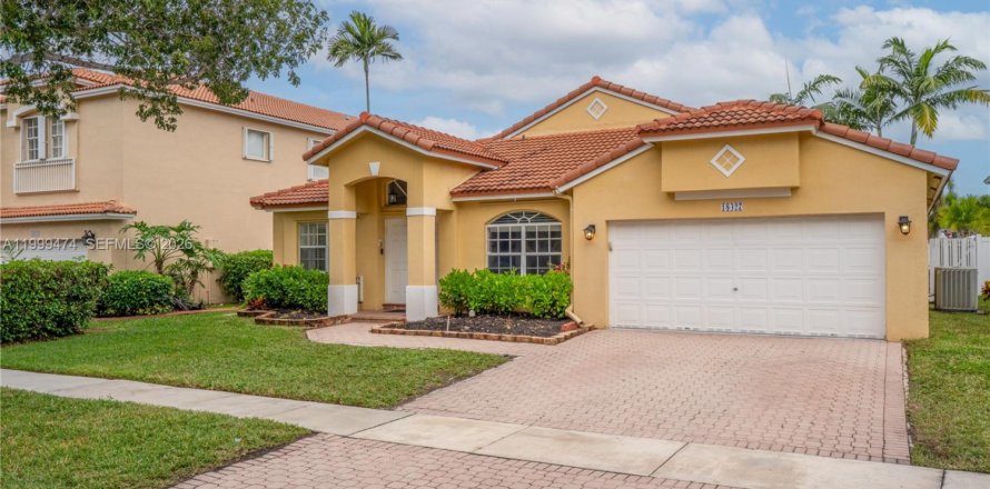 House in Pembroke Pines, Florida 4 bedrooms, 205.13 sq.m. № 2064395