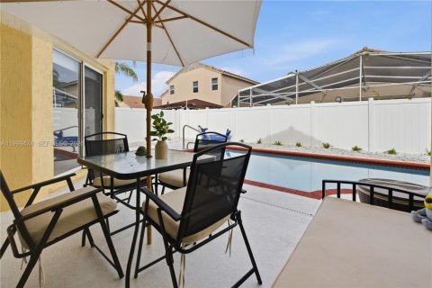 House in Pembroke Pines, Florida 4 bedrooms, 205.13 sq.m. № 2064395 - photo 5