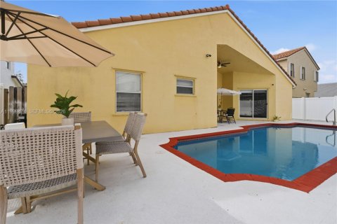 House in Pembroke Pines, Florida 4 bedrooms, 205.13 sq.m. № 2064395 - photo 4