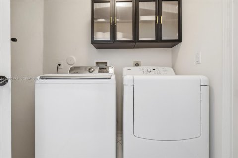 House in Pembroke Pines, Florida 4 bedrooms, 205.13 sq.m. № 2064395 - photo 17