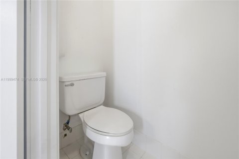 House in Pembroke Pines, Florida 4 bedrooms, 205.13 sq.m. № 2064395 - photo 13