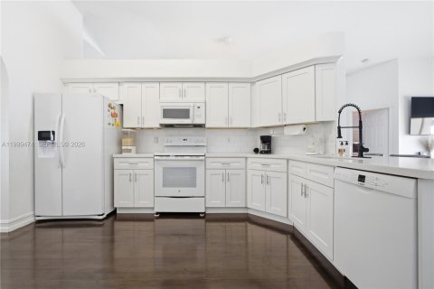 House in Pembroke Pines, Florida 4 bedrooms, 205.13 sq.m. № 2064395 - photo 18