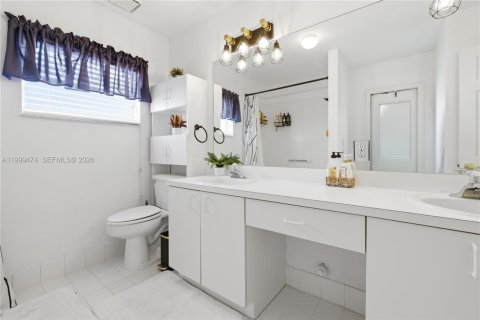House in Pembroke Pines, Florida 4 bedrooms, 205.13 sq.m. № 2064395 - photo 10