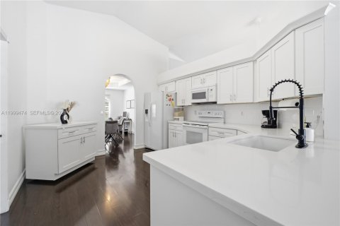 House in Pembroke Pines, Florida 4 bedrooms, 205.13 sq.m. № 2064395 - photo 19