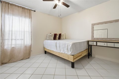 House in Pembroke Pines, Florida 4 bedrooms, 205.13 sq.m. № 2064395 - photo 7