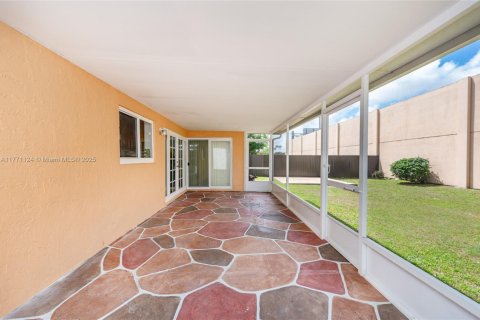 Casa en venta en Miami, Florida, 4 dormitorios, 182.27 m2 № 1699070 - foto 23