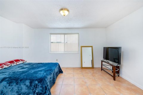 Casa en venta en Miami, Florida, 4 dormitorios, 182.27 m2 № 1699070 - foto 26
