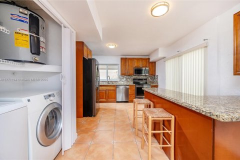 Casa en venta en Miami, Florida, 4 dormitorios, 182.27 m2 № 1699070 - foto 13