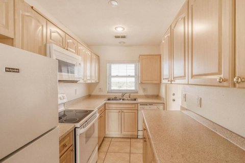Condo in New Port Richey, Florida, 2 bedrooms № 2109176 - photo 11
