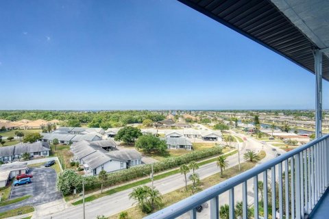 Condo in New Port Richey, Florida, 2 bedrooms № 2109176 - photo 4