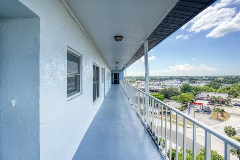 Condo in New Port Richey, Florida, 2 bedrooms № 2109176 - photo 3