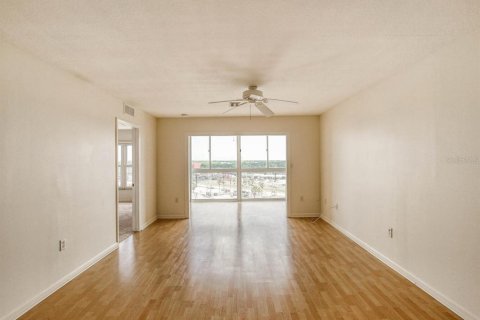 Condo in New Port Richey, Florida, 2 bedrooms № 2109176 - photo 15