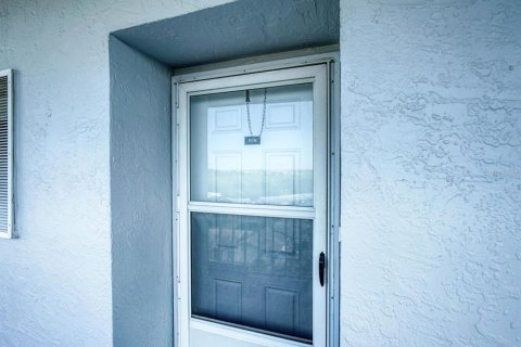 Condo in New Port Richey, Florida, 2 bedrooms № 2109176 - photo 5