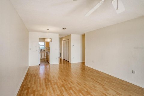 Condo in New Port Richey, Florida, 2 bedrooms № 2109176 - photo 12