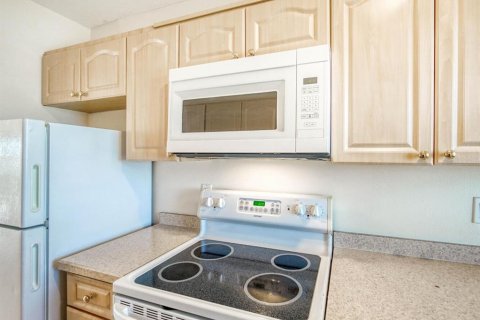 Condo in New Port Richey, Florida, 2 bedrooms № 2109176 - photo 9