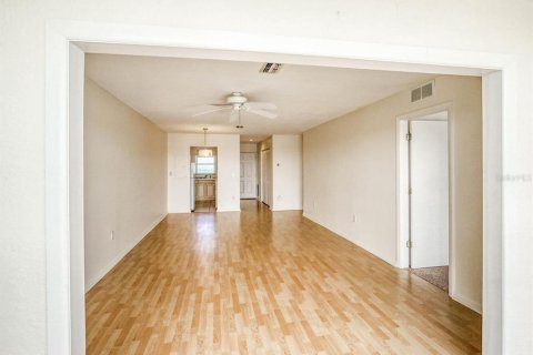 Condo in New Port Richey, Florida, 2 bedrooms № 2109176 - photo 13