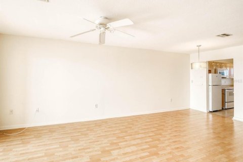 Condo in New Port Richey, Florida, 2 bedrooms № 2109176 - photo 14
