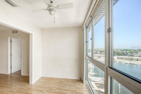 Condo in New Port Richey, Florida, 2 bedrooms № 2109176 - photo 21