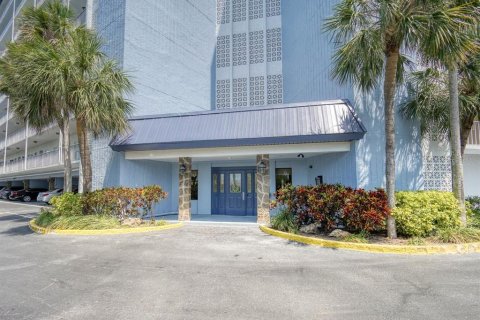 Condo in New Port Richey, Florida, 2 bedrooms № 2109176 - photo 2