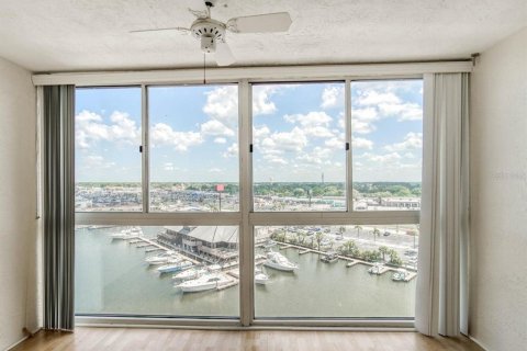 Condo in New Port Richey, Florida, 2 bedrooms № 2109176 - photo 16