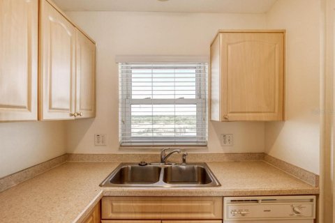 Condo in New Port Richey, Florida, 2 bedrooms № 2109176 - photo 8
