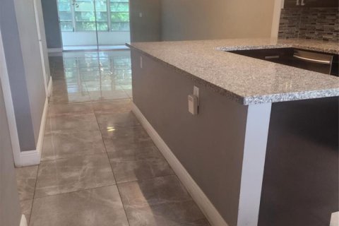 Condo in Tamarac, Florida, 2 bedrooms № 2088316 - photo 5