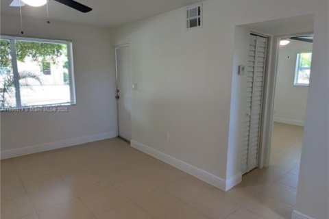Villa ou maison à louer à Fort Lauderdale, Floride: 2 chambres, 59.83 m2 № 1947250 - photo 9